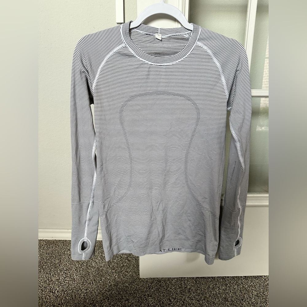 Lululemon Swiftly Tech long Sleeve in good condition!